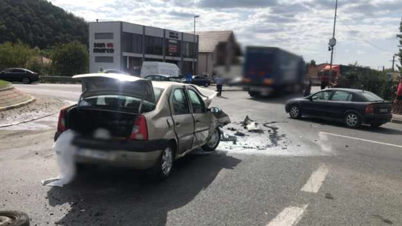 Accident pe şoseaua de centură a municipiului Râmnicu Vâlcea, DN 7 / E 81, din cauza neacordării de prioritate într-un sens giratoriu: o victimă; Foto Adevărul