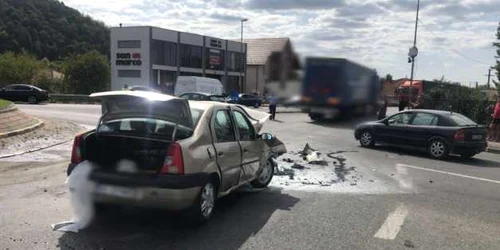 Accident pe bd Tudor Vladimirescu în Râmnicu Vâlcea din cauza neacordării de prioritate în sensul giratoriu cu centura ocolitoare - o victimă Foto Adevărul