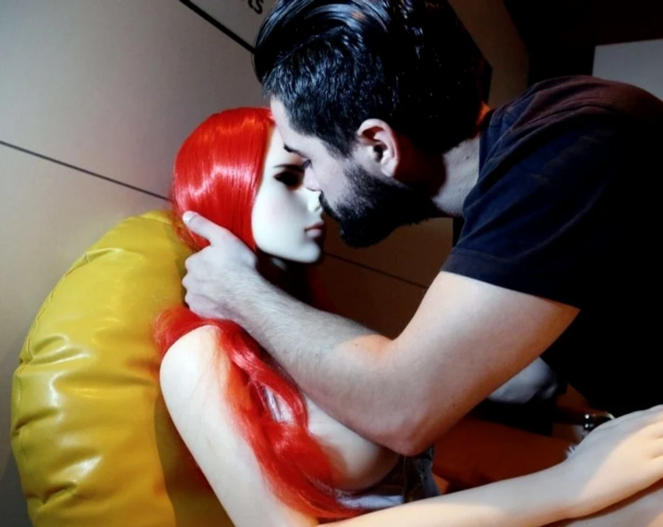 Cele mai sexy păpuşi pentru adulţi, duse într-o vacanţă romantică de partenerifoto: Profimedia