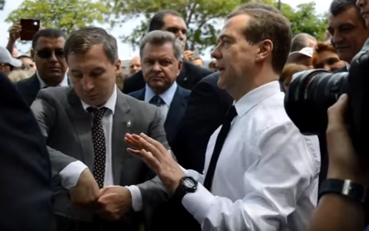 FOTO captură video youtube.com. Vizita premierului rus în Crimeea.
