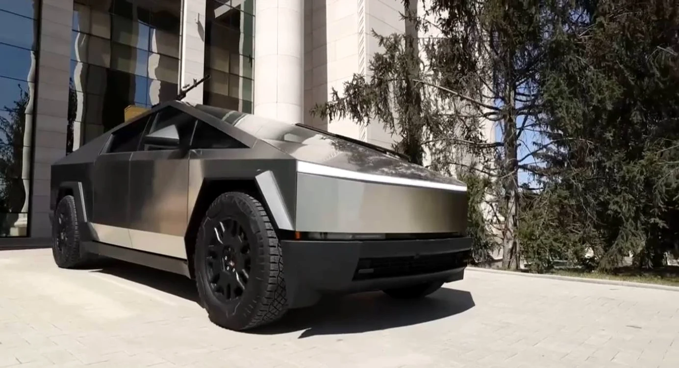 Ramzan Kadîrov se laudă cu o camionetă Tesla modificată. FOTO X