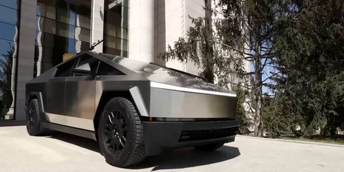 Ramzan Kadîrov, la volanul unei camionete Tesla transformate. FOTO X