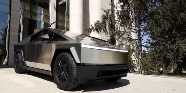 Ramzan Kadîrov, la volanul unei camionete Tesla transformate. FOTO X