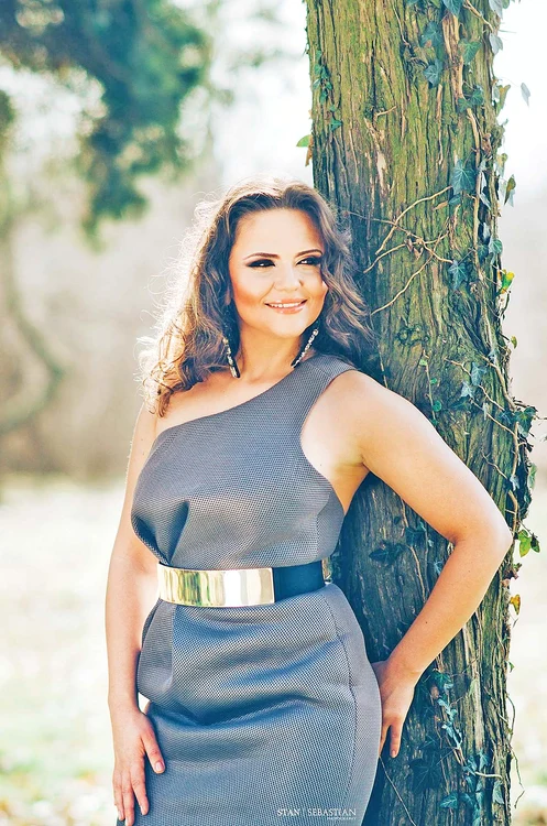 Înainte 87 kg - Cristina s-a rotunjit  vizibil, dar nu s-a  sfiit să pozeze în  rochii decoltate