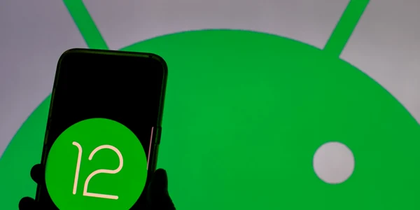 Smartphone Android 12 FOTO Shutterstock