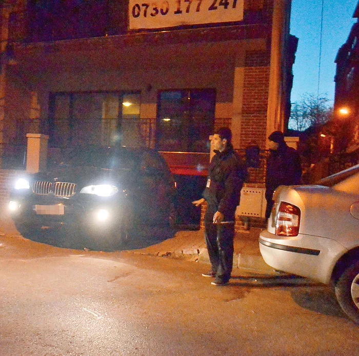 Cântăreţul a intrat și a ieșit cu bolidul direct din parcarea subterană