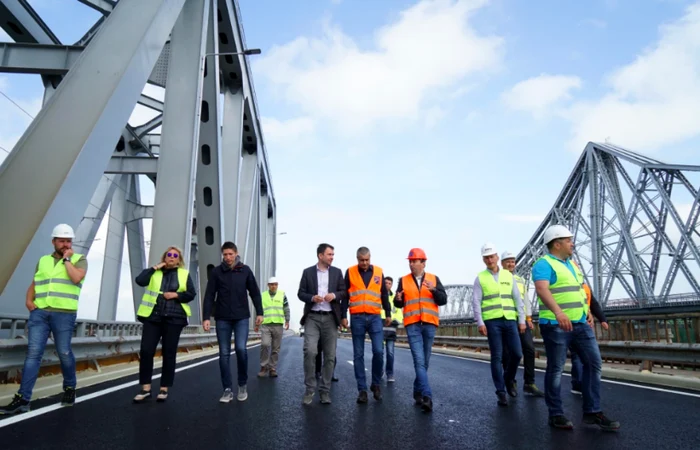 Cătălin Drulă ministrul Transporturilor pe podul de la Cernavodă Autostrada Soarelui litoral Sursa Facebook CD