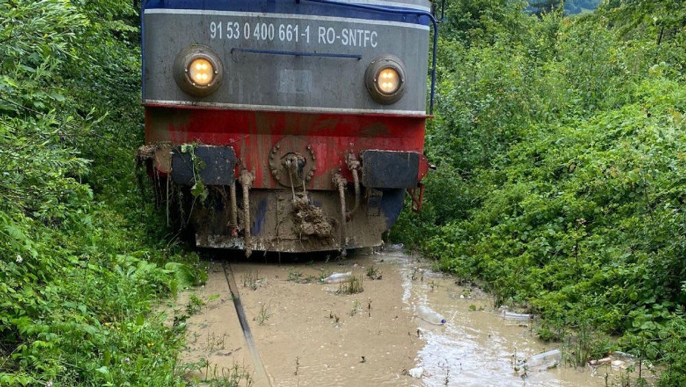 Două trenuri cu peste 400 de pasageri blocate după ce linia de cale ferată a fost acoperită de aluviuni 