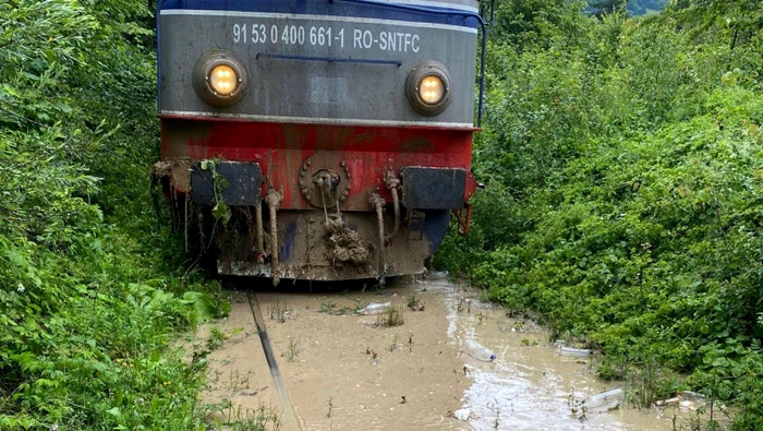 Tren blocat din cauza aluviunilor FOTO: CFR