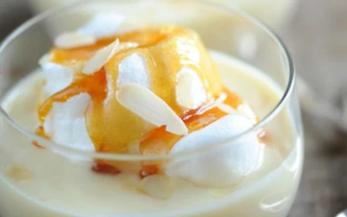 
    Francezii îi spun Île flottante, în engleză Floating island, adică insulă plutitoare, pentru laptele de pasăreFOTO: adevarul.ro  