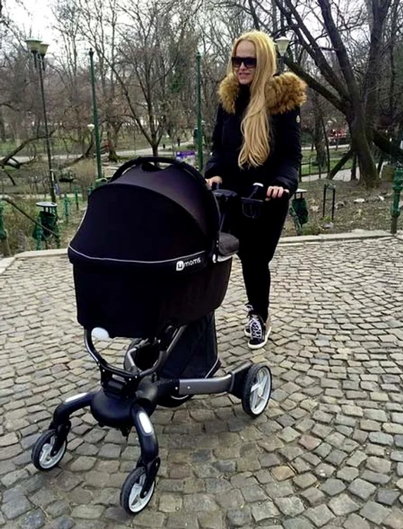 Anda Adam a ieşit recent la plimbare cu căruţul de 1.700 de euro