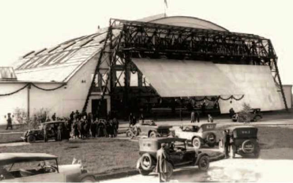 Gloria Brasovului a fost Fabrica de Avioane. A fost înfiintata prin decret regal în 1925. Aici s-au produs avioane de vânatoare care au fost utilizate în cursul celui de-al doilea razboi mondial. Fabrica a fost demontata si transportata dupa razboi in U.R.S.S.