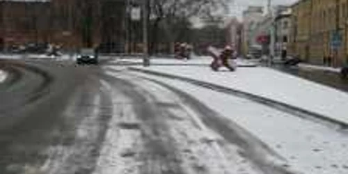 Drumarii promit că gheaţa nu va fi lăsată pe drum ca anii trecuţi