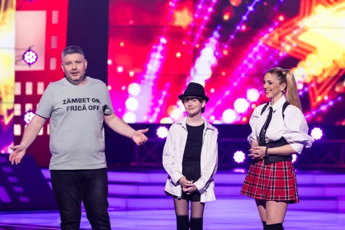 Florina Constantinescu și Cătălin Neamțu, cei doi prezentatori ai emisiunii „Vedeta Familiei” de la TVR1. FOTO: TVR