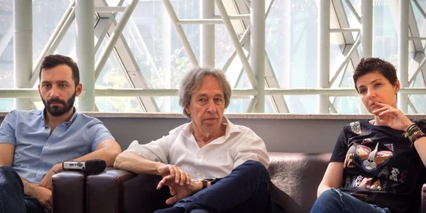 Scriitorul Pascal Bruckner alături de regizoarea Chris Simion Mercurian şi actorul Tavi Costin - managerul Teatrul Anton Pann la întâlnirea cu jurnaliştii de la Râmnicu Vâlcea Foto