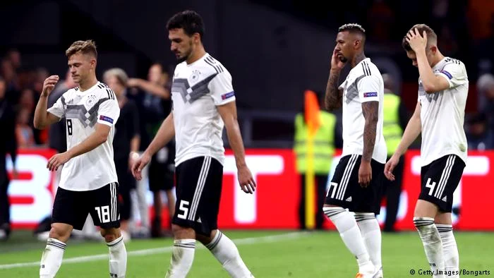 
    Jucătorii germani, cu capetele plecate după eşecul cu Franţa  