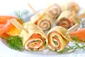 Clatite cu somon afumat  Sursa foto shutterstock 402315421 jpg