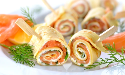 Clatite cu somon afumat  Sursa foto shutterstock 402315421 jpg