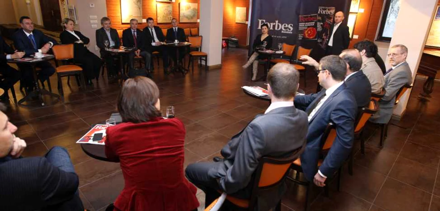 Circa 20 de oameni de afaceri şi specialişti au participat, azi, la Forbes Power Breakfast. Foto: Caius Raţiu