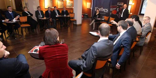 Circa 20 de oameni de afaceri şi specialişti au participat, azi, la Forbes Power Breakfast. Foto: Caius Raţiu