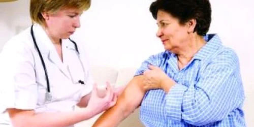 Vârstnicii sunt printre cei care au prioritate la vaccin