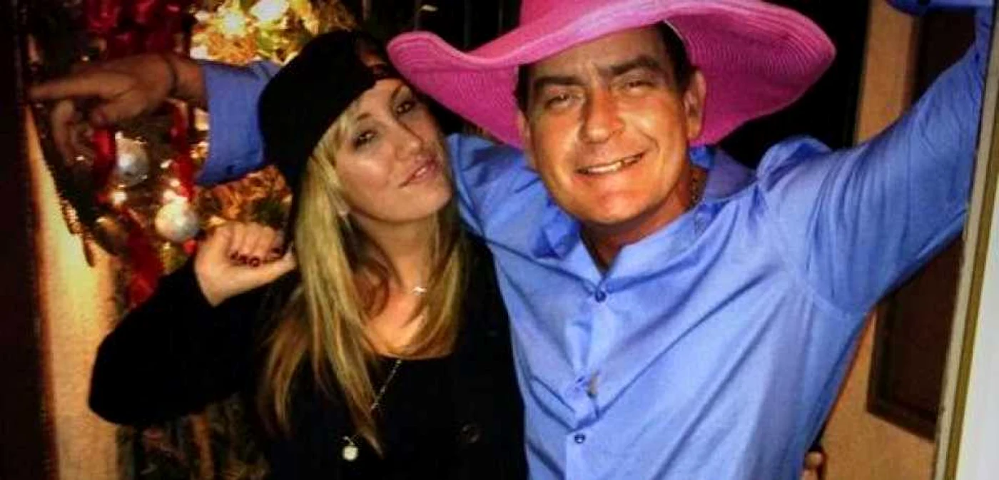 Charlie Sheen susţine că şi-a oficializat relaţia cu starul porno Brett Rossi FOTO Twitter