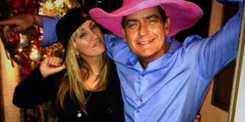 charlie sheen si sotia foto twitter