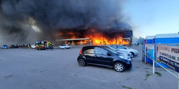 Mall din Kremenciuk Ucraina atacat cu rachete rusesti bombardament incendiu FOTO EPA-EFE