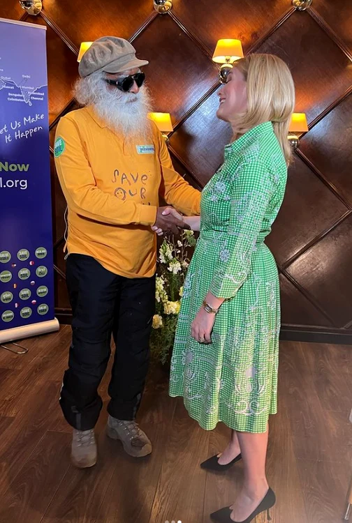 Sadhguru, încântat de întâlnirea cu Andreea Esca. Foto: Instagram