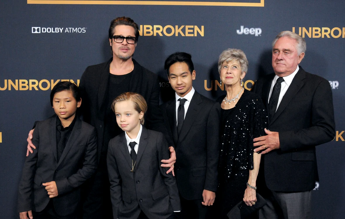 Brad Pitt cu copiii și părinții lui GettyImages 460891616 jpg