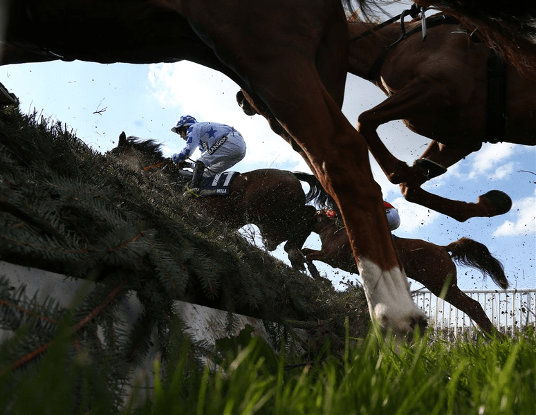 O femeie a fost strivită de doi cai, în timpul competiției The Grand National de la Aintree VIDEO