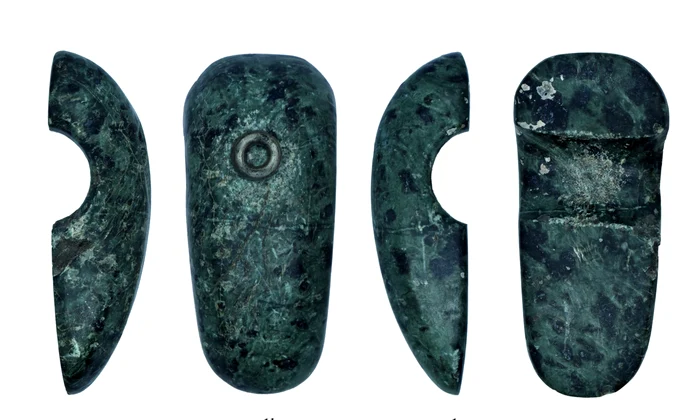 Un topor de piatră din Epoca Bronzului, descoperit în localitatea Albești (foto:  Facebook / Vasile Diaconu - archaeologist) 