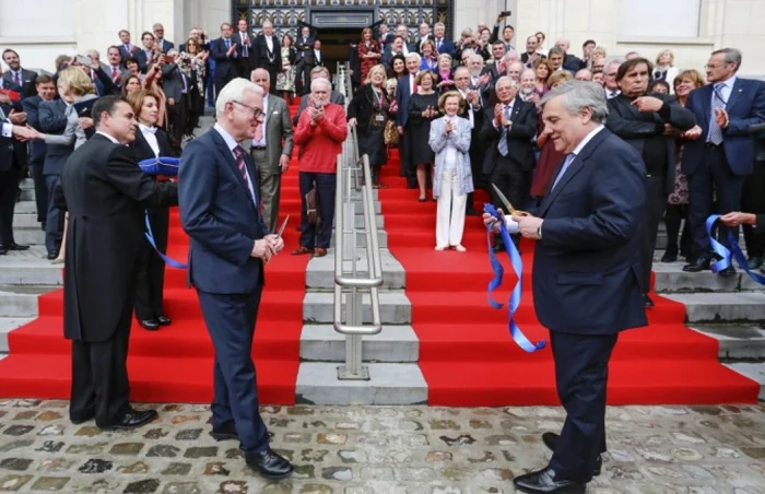 Antonio Tajani (dreapta) şi Hans-Gert Pottering, la deschiderea muzeului dedicat istoriei Uniunii Europene FOTO Parlamentul European