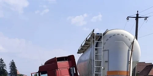 Trafic blocat pe DN 1 - Sibiu în urma unei coliziuni în zona Bradu între un autoturism şi un TIR - unul dintre şoferi inconştient Foto DRDP Braşov