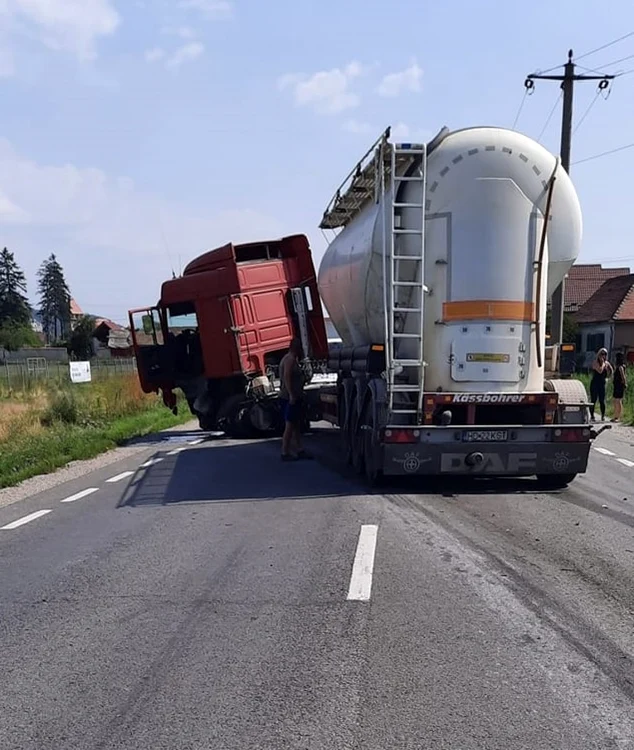 Trafic blocat pe DN 1 - Sibiu în urma unei coliziuni, în zona Bradu, între un autoturism şi un TIR - unul dintre şoferi inconştient şi-a revenit după descarcerare; Foto DRDP Braşov