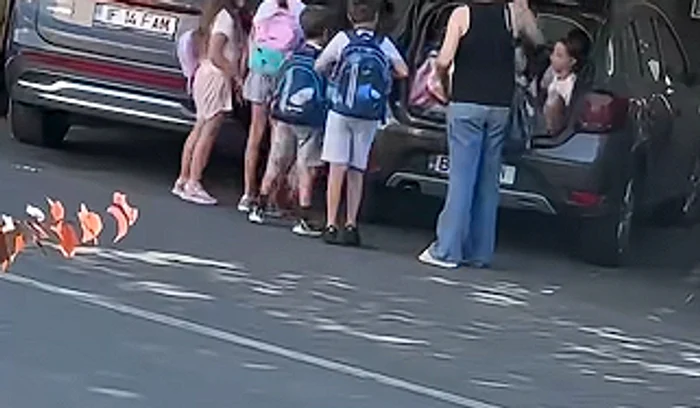 Mai mulți copii au fost înghesuiți în spatele unei mașini/sursă foto: Facebook