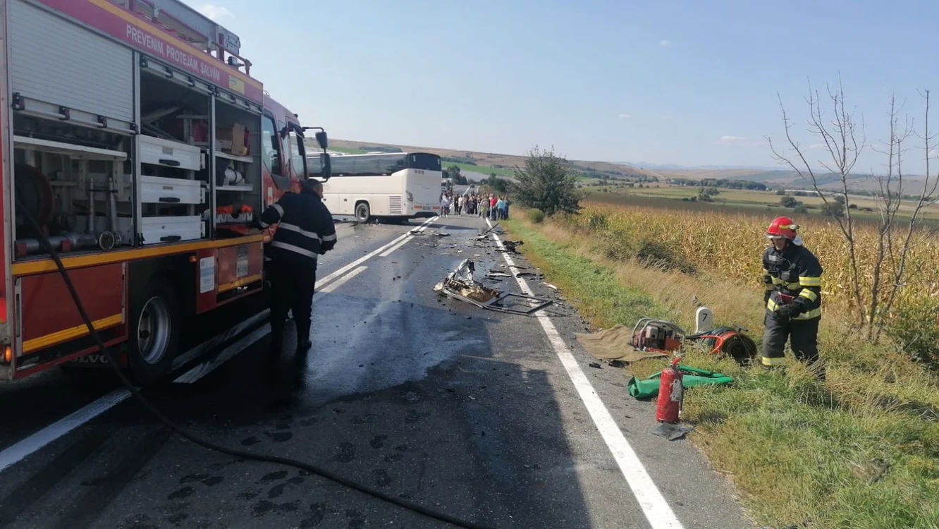 Trafic blocat total pe DN 1 - Sibiu în urma coliziunii dintre un autocar cu 20 de persoane şi un autoturism în Miercurea Băi Foto Adevărul