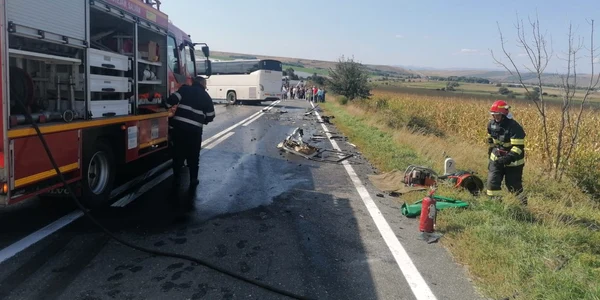 Trafic blocat total pe DN 1- Sibiu în urma coliziunii dintre un autocar cu 20 de persoane şi un autoturism în Miercurea Băi Foto Adevărul