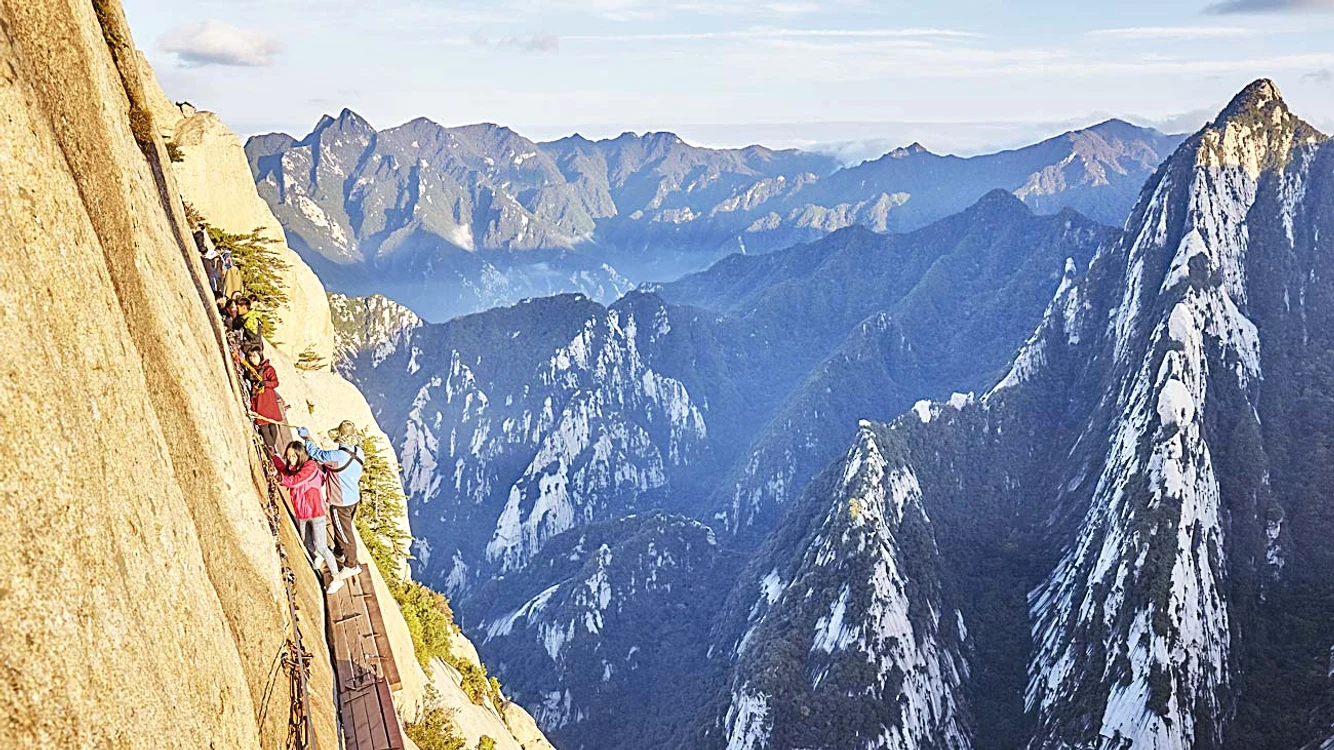Muntele Huashan, din China, locul unde se merge pe un podeţ îngust de lemn, la 2.396 metri altitudine