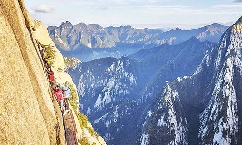 Muntele Huashan, din China, locul unde se merge pe un podeţ îngust de lemn, la 2 396 metri altitudine jpeg