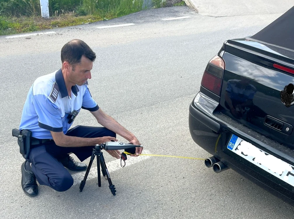 Poliţiştii au fost dotaţi cu aparate care măsoară nivelul zgomotului. Foto: IPJ Alba