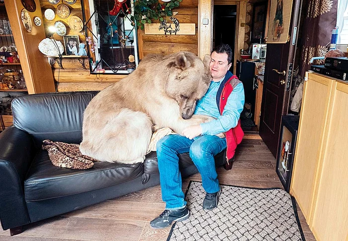 Îl îmbrăţişează pe Iuri