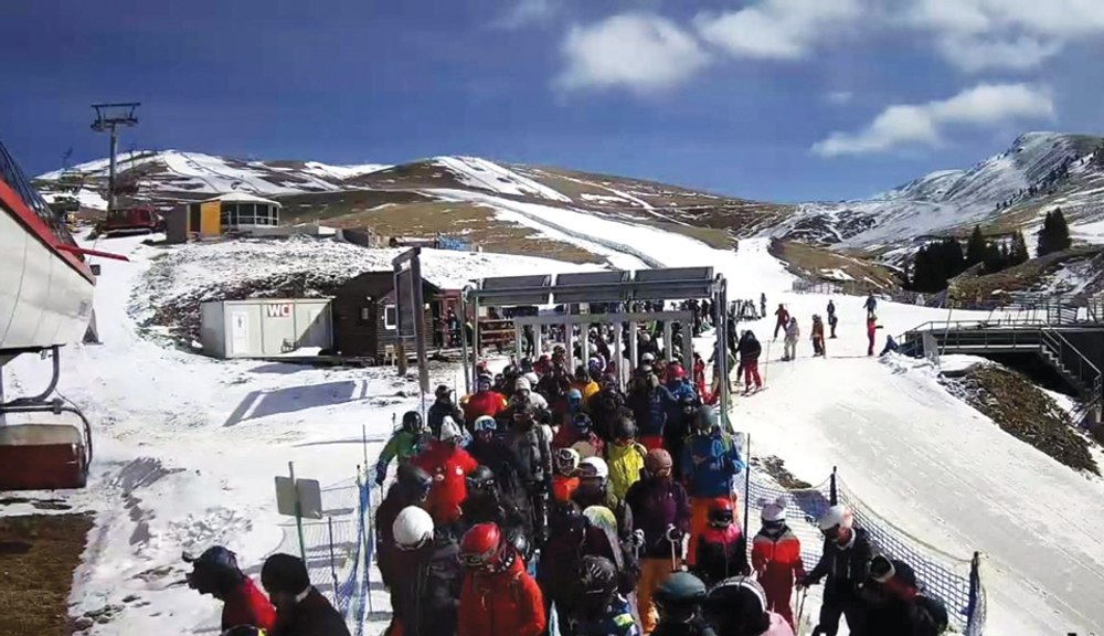 Schi de primăvară. Cum s-au distrat în weekend amatorii sporturilor de iarnă din România