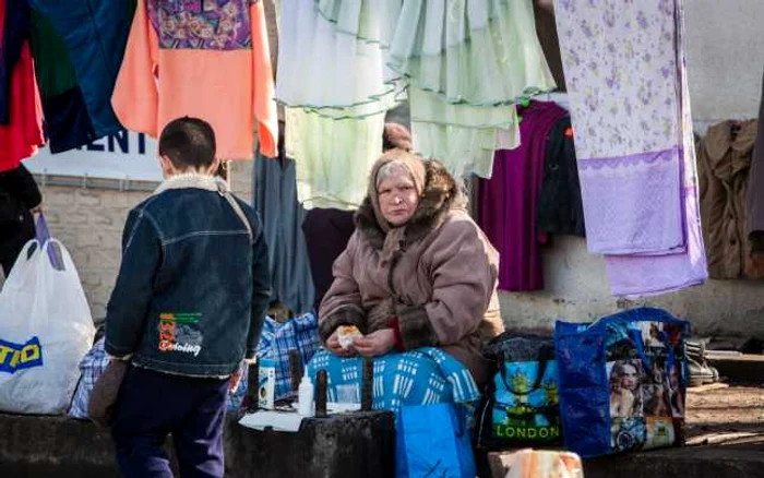 Bătrânii din
Chişinău îşi câştigă existenţa vânzându-şi lucrurile din casă FOTO: Alexandru
Tarlev