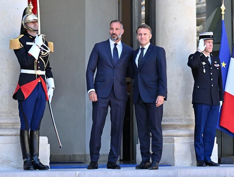 Prinţul Rahim și președintele Franței, Emmanuel Macron. FOTO: Profimedia