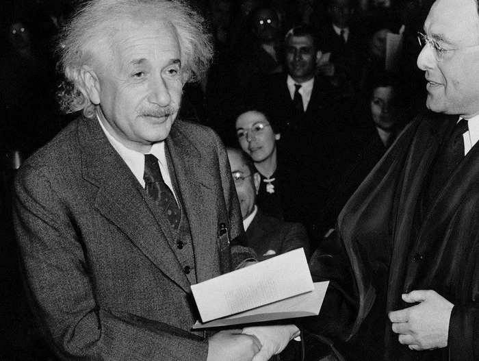 
    Einstein a intuit că notiţa va deveni foarte valoroasăclickpentrufemei.ro  