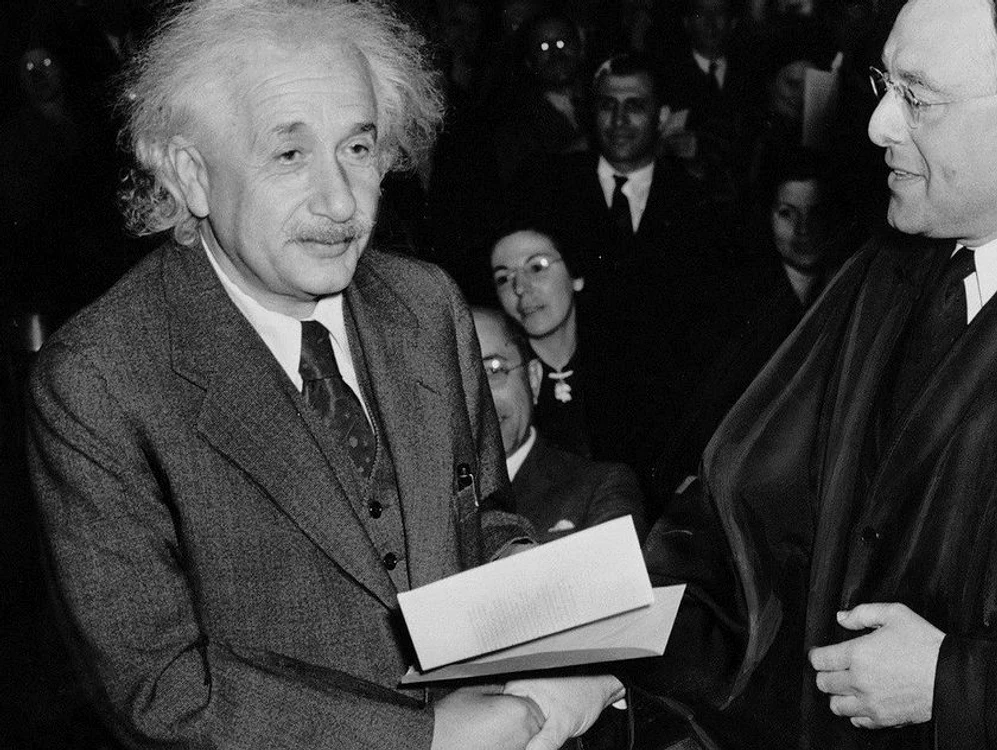 Einstein a intuit că notiţa va deveni foarte valoroasăclickpentrufemei.ro