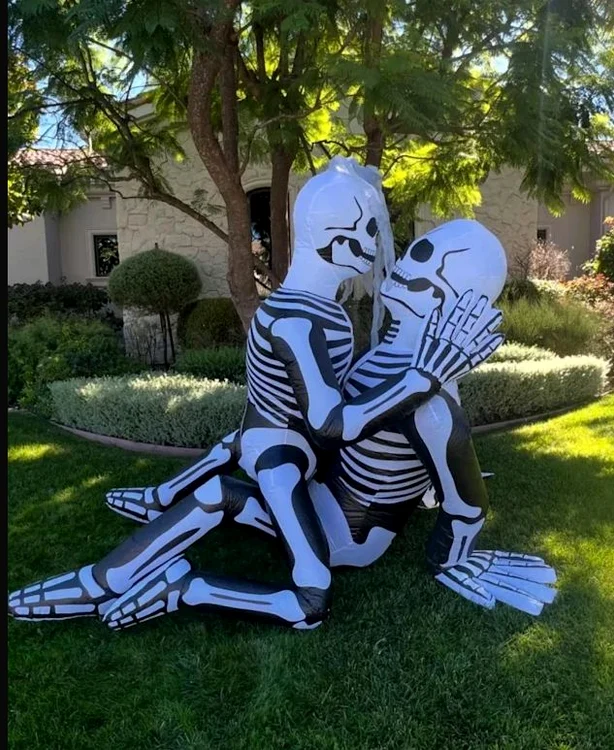 Kourtney Kardashian a ales să își pună această decorațiune în fața casei (Foto: Instagram)