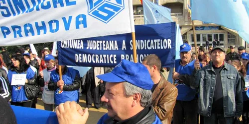 Anghajaţii din industria chimică pichetează, de marţi până joi, între 10.00-15.00, sediile Guvernului şi Ministerului Economiei