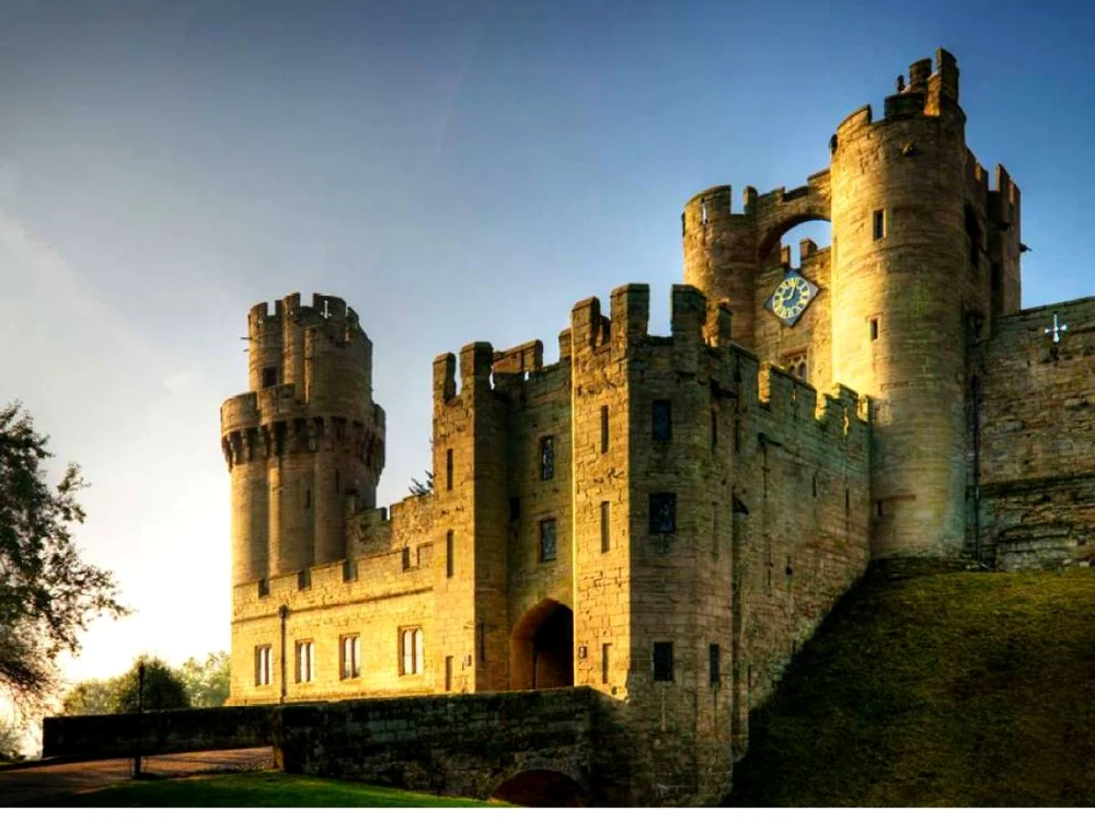 Castelul Edinburgh- Este renumit pentru istoria şi frumuseţea sa. Legendara „Stone of Destiny” îşi are casa în impunătorul castel, aşteptând o nouă încoronare la Westminster Abbey.